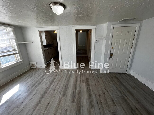 Building Photo - 252 N Shilling Ave
