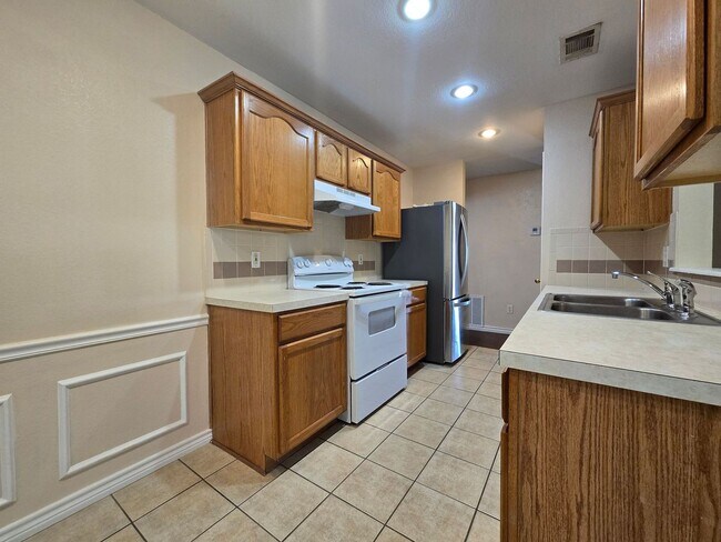 Building Photo - AVAILABLE NOW!