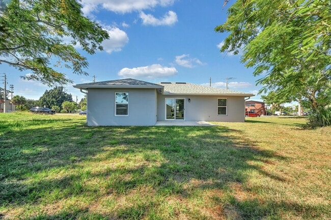 Building Photo - 713 SE East Ave