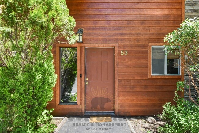 Building Photo - 3 Bedroom with a Yard!