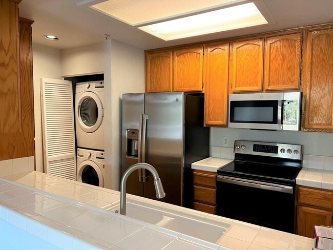 Building Photo - Spacious 2BR/2BA Redwood Shores Condo with Balcony, Natural Light & Garage Parking