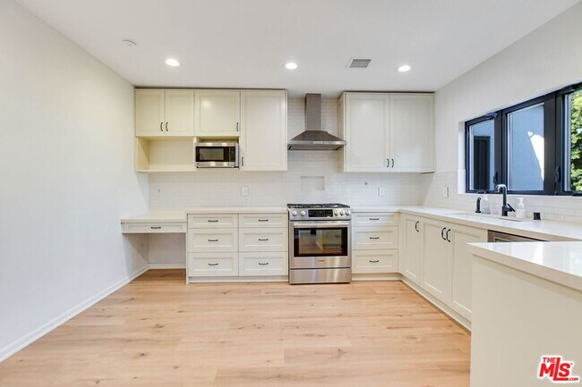 Building Photo - 344 S Swall Dr