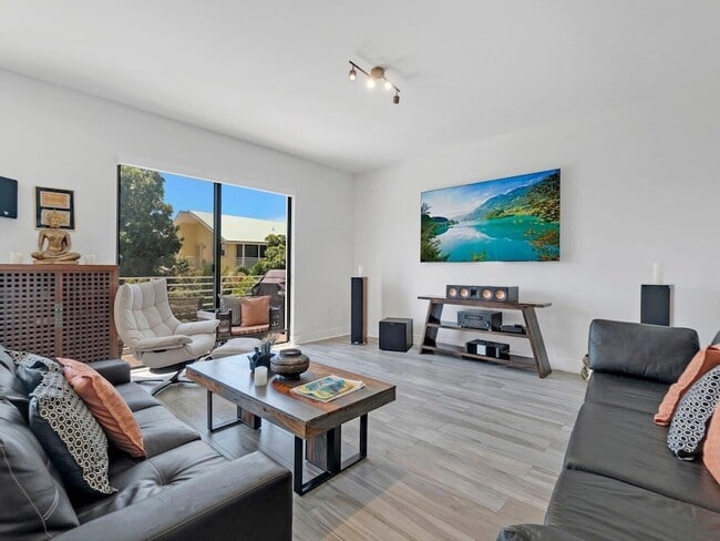 Building Photo - 273 W Seaview Dr