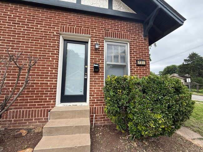 Building Photo - Tulsa One Bedroom Water and Trash Included