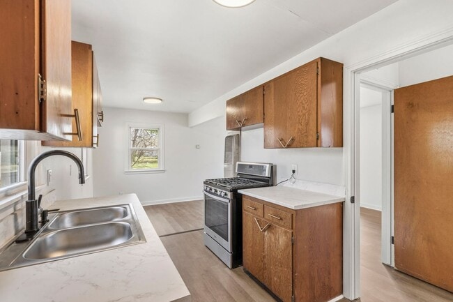 Building Photo - 1 Bedroom | 1 Bathroom | House with Carport | Located on a Quiet Street| Lawn Care and Trash Incl...