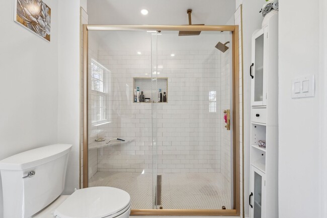 Building Photo - Spacious & Renovated Rental Home on Oversi...