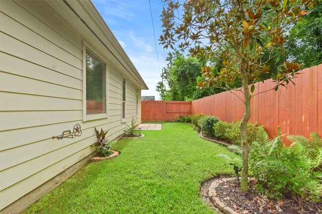 Building Photo - 12806 Pecan Shores Dr