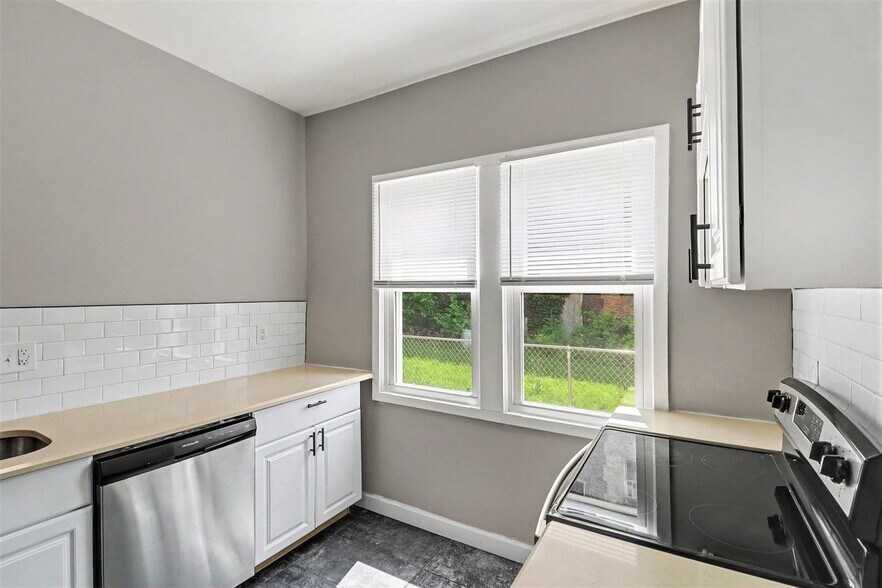 Building Photo - 2731 Elmhurst St