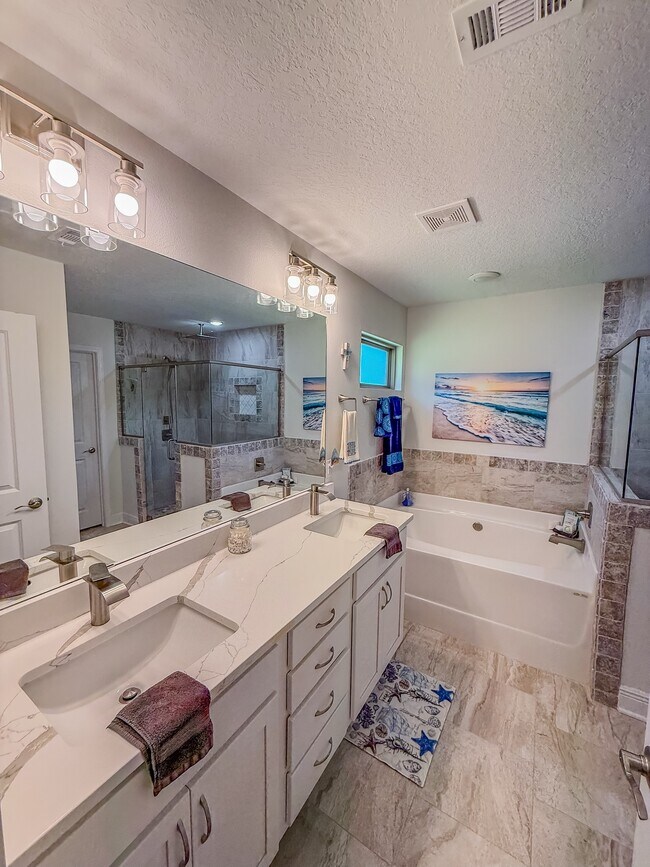 Building Photo - 2437 Hilton Dr