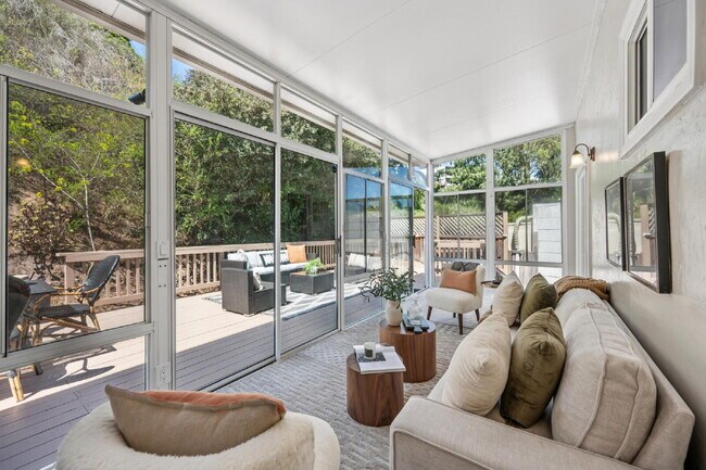 Building Photo - Beautiful 3 Bedroom 2 Bathroom Single Fami...