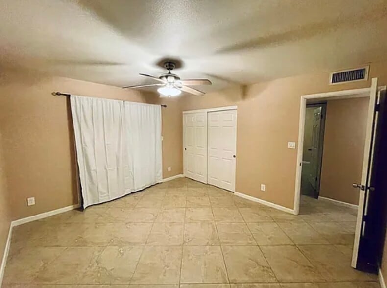 Building Photo - 2446 E 5th Pl