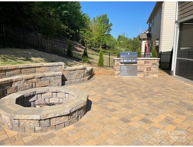 Building Photo - 141 W Morehouse Ave