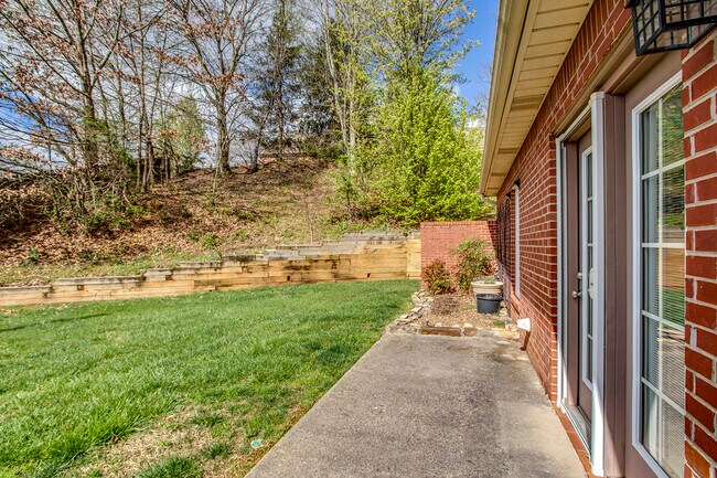 Building Photo - 103 Pinewood Dr