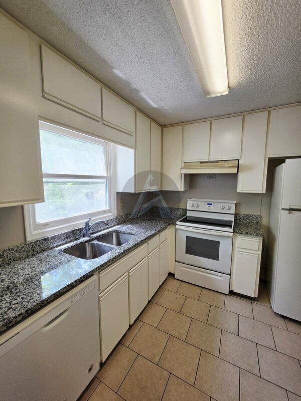 Building Photo - 1495 Bentley Ln SE