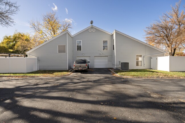 Building Photo - 60 Millpond Dr