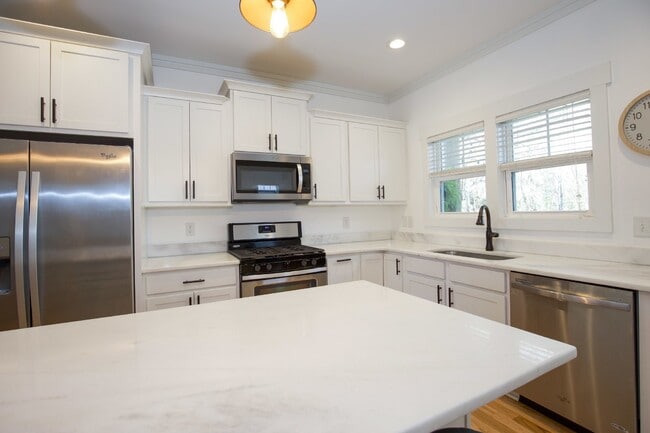 Building Photo - Charming Cottage in DOWNTOWN Southern Pines