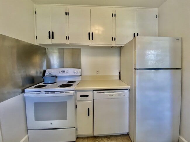 Building Photo - 648 Linfield Dr