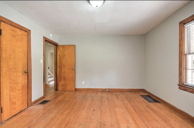 Building Photo - 401 Hillcrest Dr