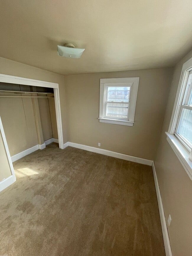 Building Photo - HUGE 4 Bedroom Apartment