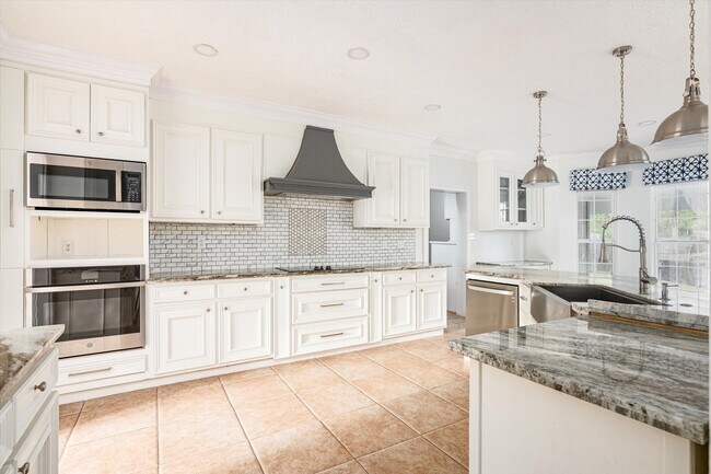 Building Photo - 32726 Riverwood Dr