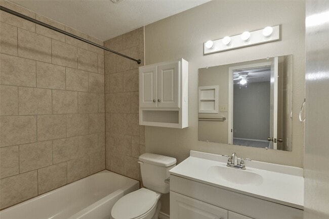 Building Photo - 28302 Doverbrook Dr