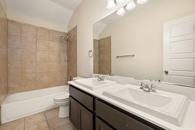 Building Photo - 713 Carillion Dr