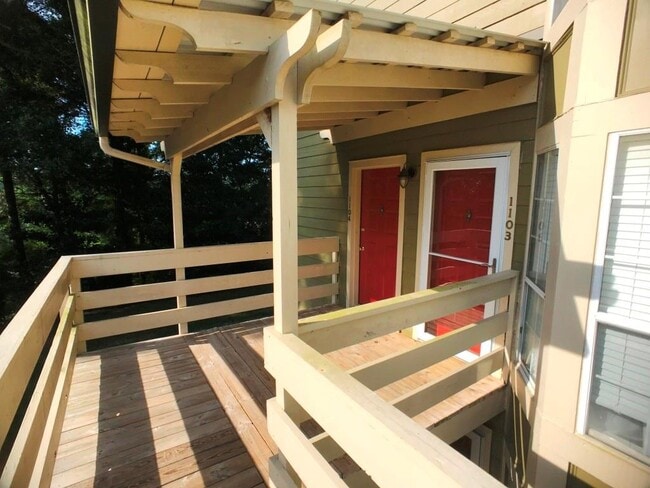 Building Photo - 1104 Riverview Dr