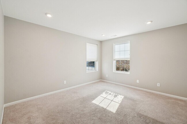 Building Photo - 202 N Sydney Ct