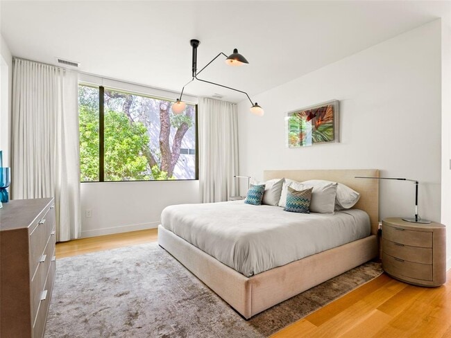 Building Photo - 2210 Westlake Dr