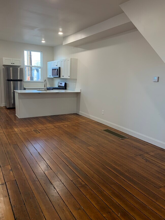 Building Photo - 128 W 9th St