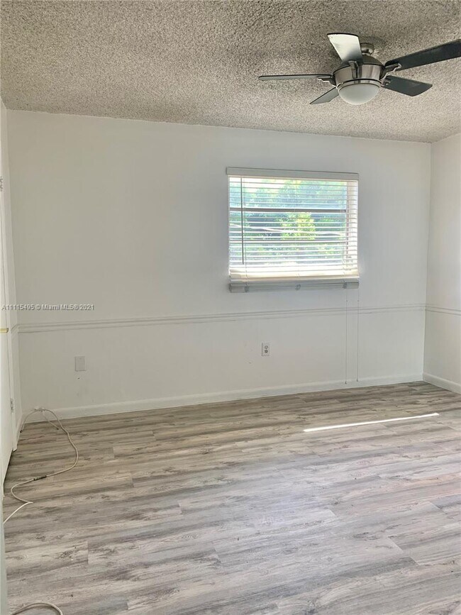 Building Photo - 1250 W 26th Pl