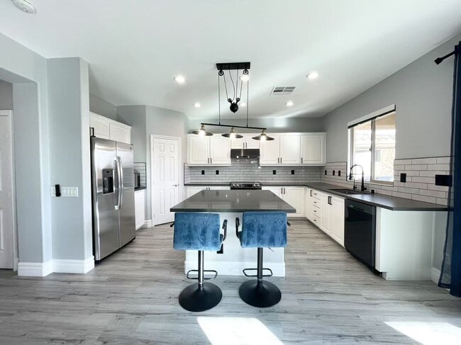 Building Photo - Welcome to a stunning 4-bedroom, 3-bath Home