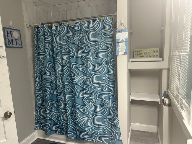 Building Photo - Walking distance to U of L and Bellarmine Campus