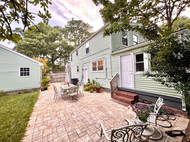 Building Photo - Beautiful 4 bed/3 bath home on large corne...