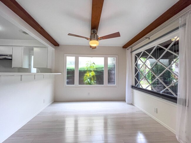 Building Photo - Stunning 2 BR Santa Monica Duplex with Views!