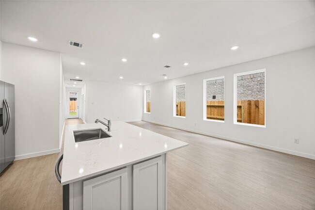 Building Photo - 5822 Majestic Sky Dr