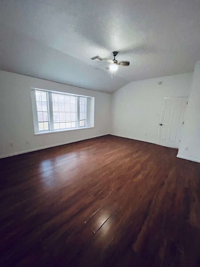 Building Photo - 2206 Laurel Oak Dr