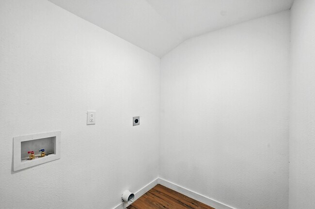 Building Photo - 318 E Shepherd St