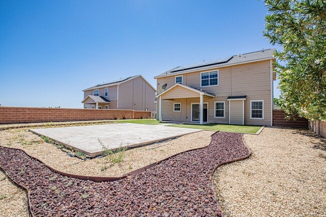 Building Photo - 4 Bedroom 3 bath Beautiful Home