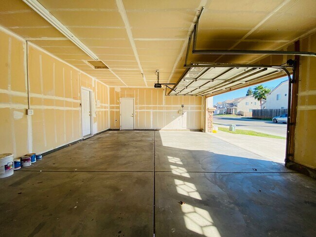 Building Photo - 9565 Stone Springs Dr