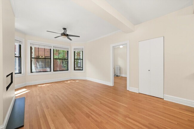 Building Photo - 7639 N Eastlake Terrace