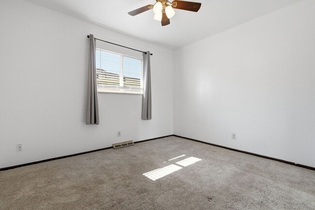 Building Photo - 2 Bed / 2 Bath Townhome in Denver