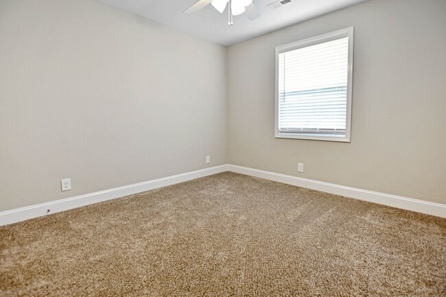 Building Photo - Pet Friendly Three Bedroom!