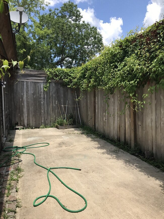 Building Photo - 8462 Bayou Fountain Ave