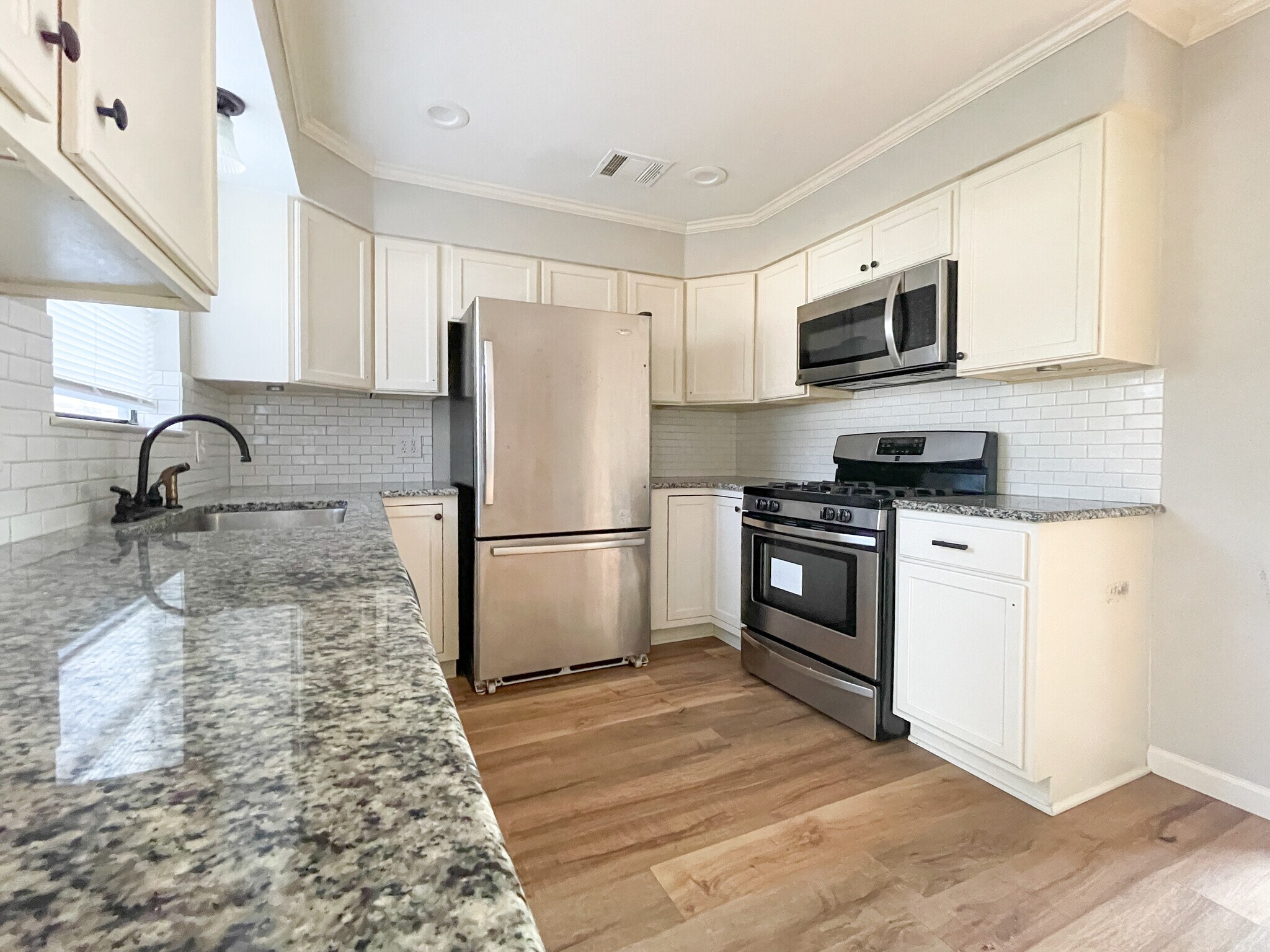 Building Photo - 207 N Bermuda St