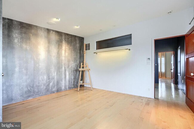 Building Photo - 1301 Hull St