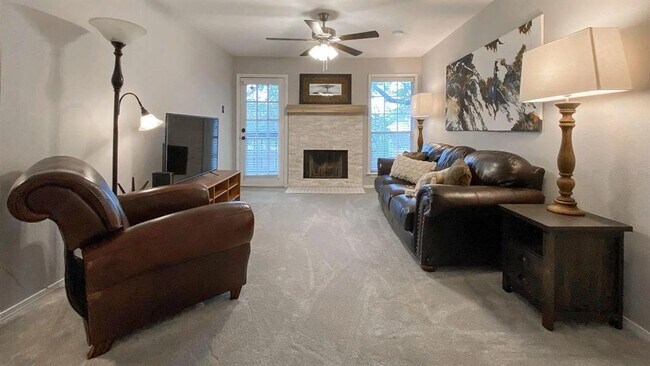 Building Photo - 18333 Roehampton Dr