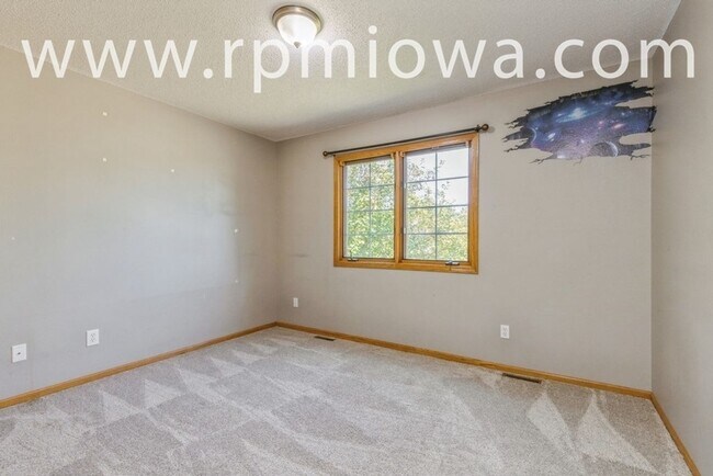 Building Photo - GREAT LOCATION!! 4 Bedroom, 3.5 Bathroom Home in West Des Moines