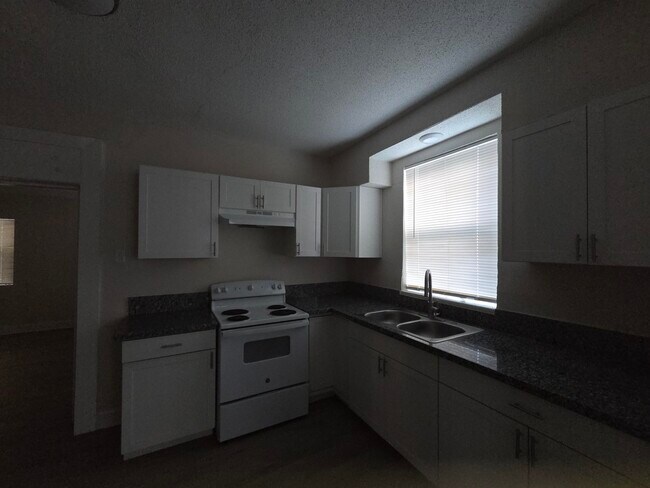 Building Photo - 3333 Farmville Rd