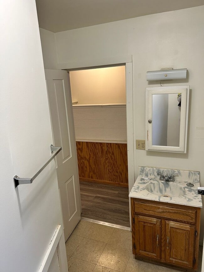 Building Photo - One bedroom apartment